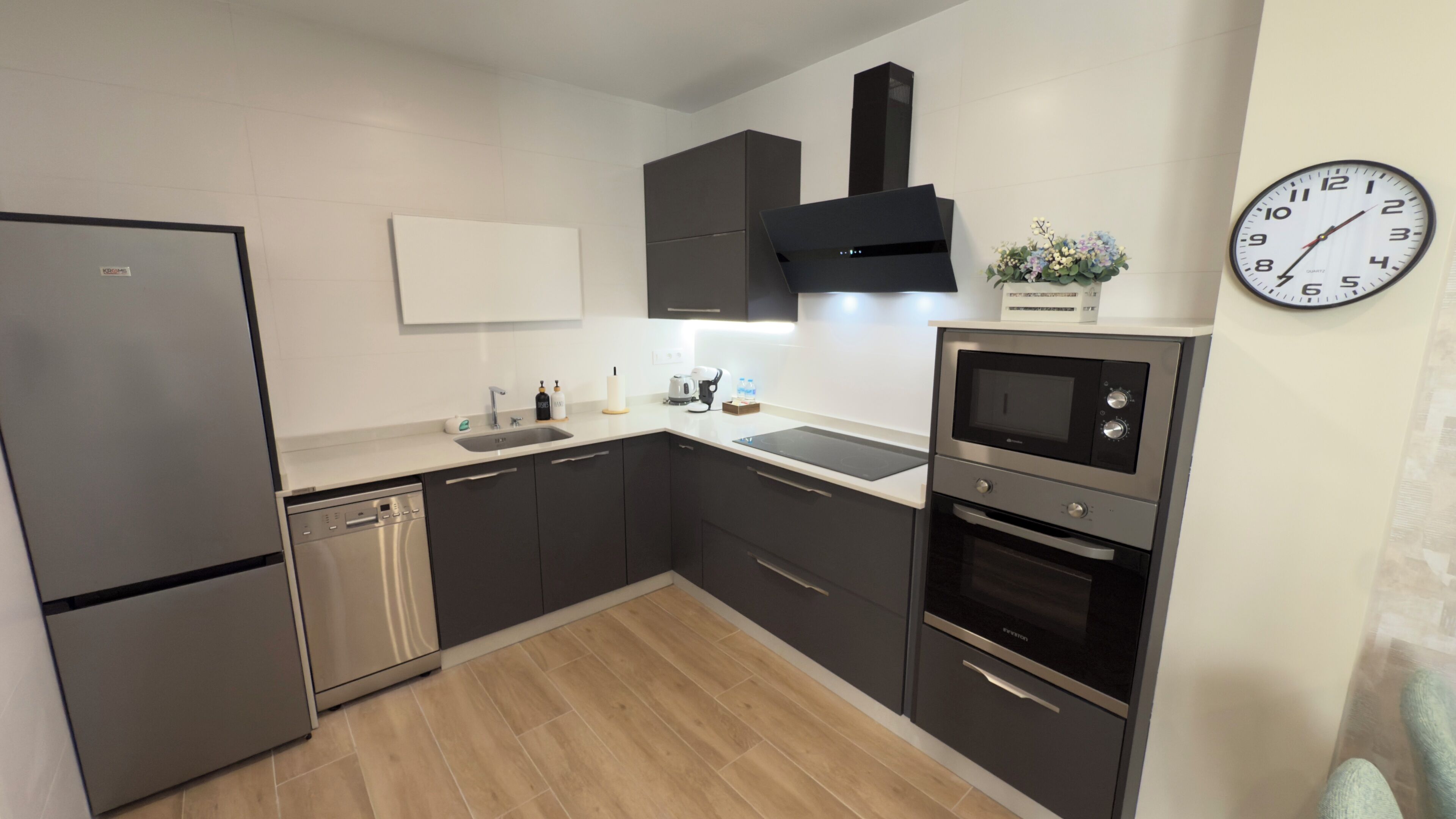 Jääkaappi, mikroaaltouuni, uuni, liesi