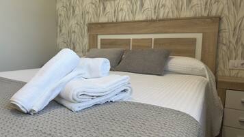 2 slaapkamers, een bureau, een strijkplank/strijkijzer, gratis wifi