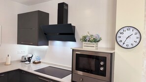 Frigorifero, microonde, forno, piano cottura