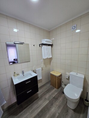 Sèche-cheveux, serviettes fournies, savon, shampoing