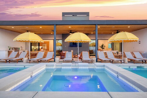 Sleeps 32 2 Villas, Pool, Putting Green+bocce Polo Villas Amara by Avantstay