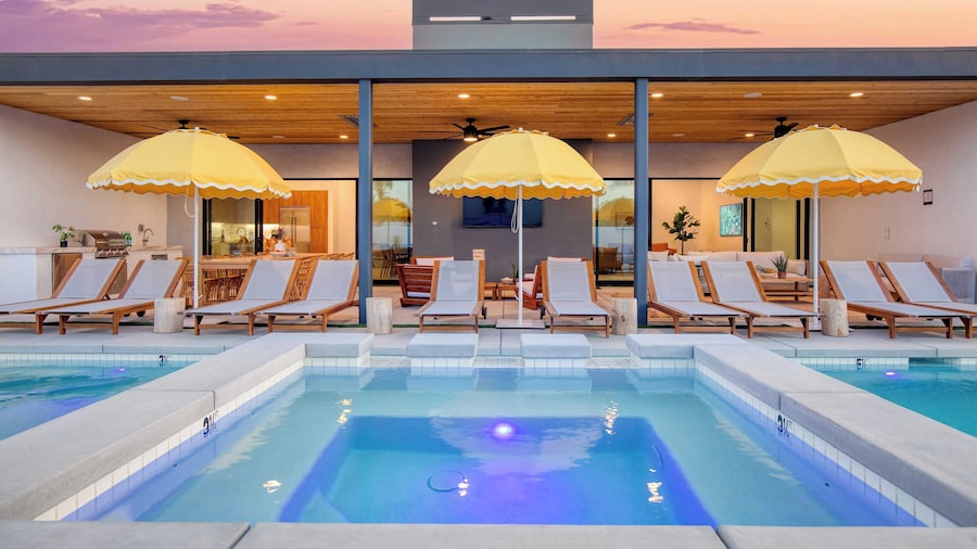 Sleeps 32 2 Villas, Pool, Putting Green+bocce Polo Villas Amara by Avantstay