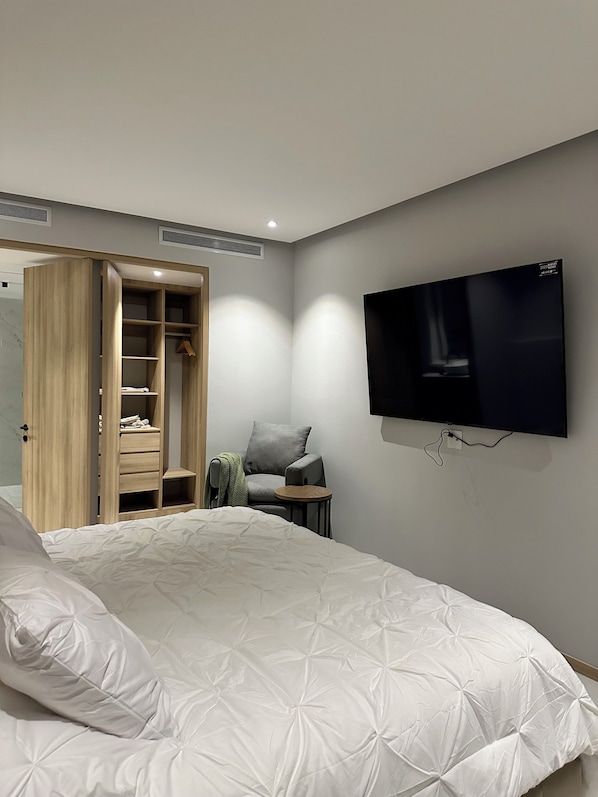 Iron/ironing board, WiFi, bed sheets