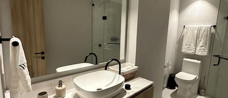 SĂšche-cheveux, serviettes fournies, savon, papier toilette