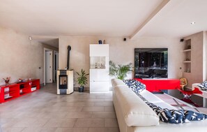 Smart TV y chimenea 