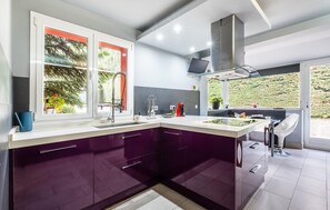 Fridge, stovetop, dishwasher