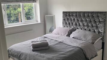 3 bedrooms, iron/ironing board, WiFi, bed sheets