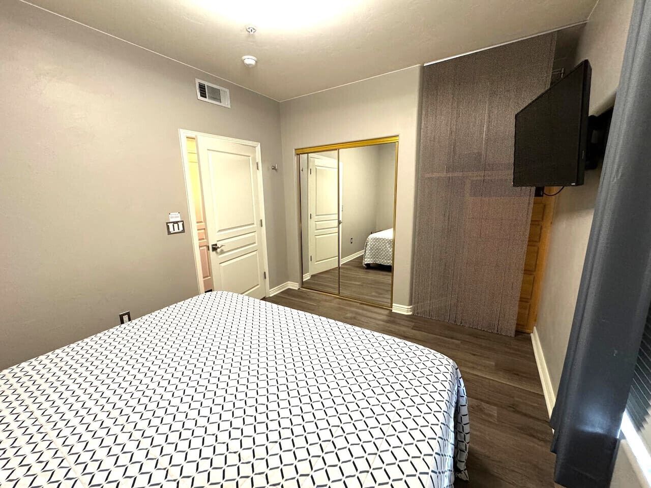 1 habitación, tabla de planchar con plancha, wifi gratis y ropa de cama 