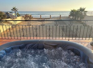 Outdoor spa tub - Charming Ocean Front 3-bedroom Villa with WiFi, AC near enjoyable Cerritos Beach (El Pescadero)