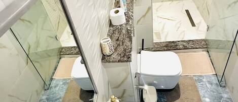 Een bubbelbad, een haardroger, een bidet, handdoeken