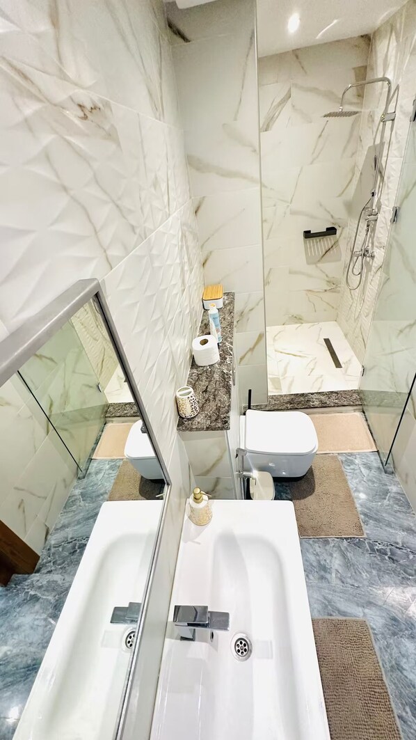 Jetted bath, hair dryer, bidet, towels - Elegant 1-BR Apartment with Pool, Jacuzzi & Free Parking – Central Marrakesh (Marrakesh)