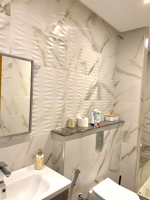 Jetted bath, hair dryer, bidet, towels - Elegant 1-BR Apartment with Pool, Jacuzzi & Free Parking – Central Marrakesh (Marrakesh)