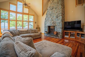 Smart TV, fireplace