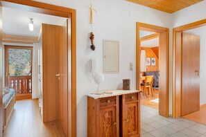 Televisión, reproductor de DVD y tenis de mesa 