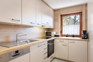 Een koelkast, een magnetron, een oven, een kookplaat