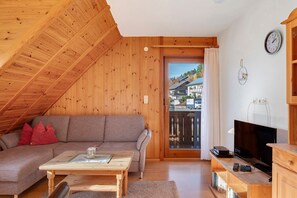 Televisie, een dvd-speler en een tafeltennistafel