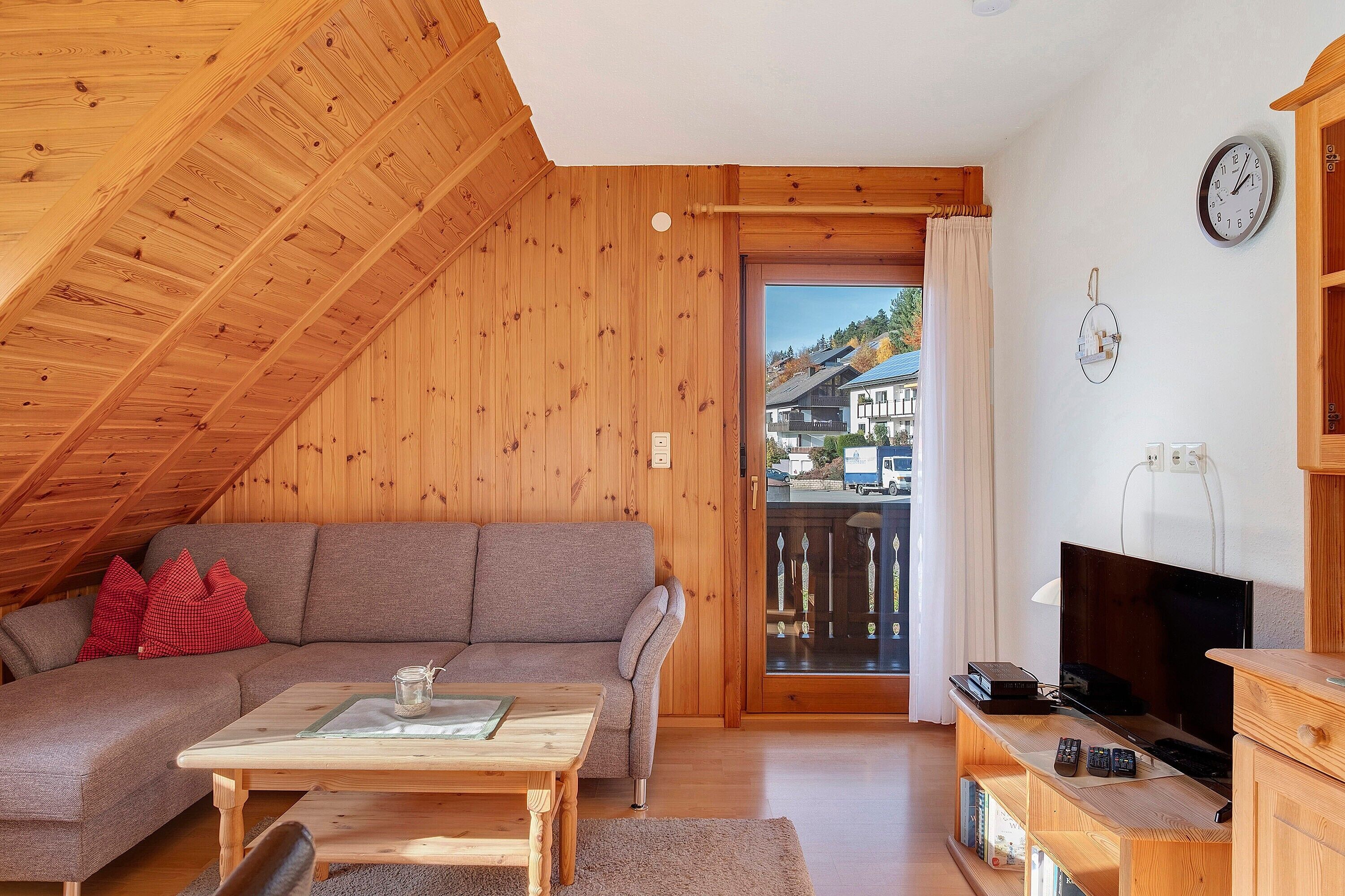 Een televisie, een dvd-speler en een tafeltennistafel