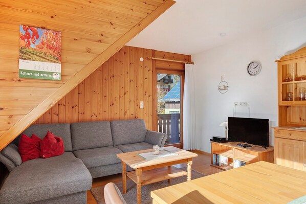 TV, DVD player, table tennis - Apartment 'Gartenblick' with Shared Terrace, Shared Garden and Wi-Fi (Schramberg)
