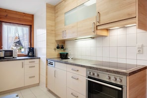 ثلاجة، ميكروويف، فرن، موقد طهي مسطح