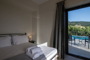 1 habitación, tabla de planchar con plancha, cuna de viaje y wifi 