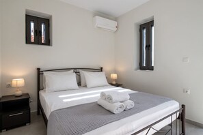 2 bedrooms, iron/ironing board, travel cot, WiFi - House of Muses: Terpsichore (Lefktro)