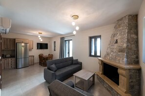 Televisión y chimenea 