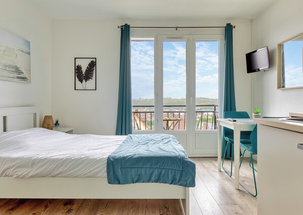 Tabla de planchar con plancha, wifi, ropa de cama