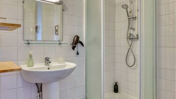 Suihku, hiustenkuivaaja, pyyhkeet