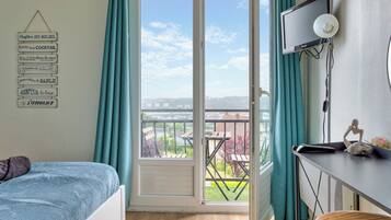 Een strijkplank/strijkijzer, wifi, beddengoed