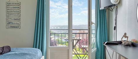 BĂŒgeleisen/BĂŒgelbrett, WLAN, BettwĂ€sche