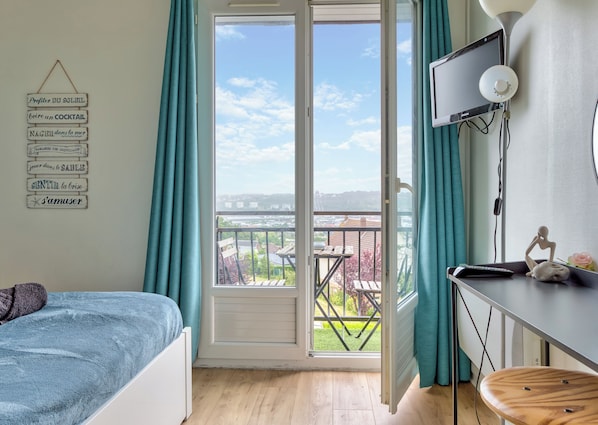 Iron/ironing board, WiFi, bed sheets