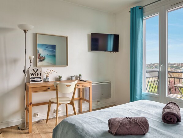 Iron/ironing board, WiFi, bed sheets