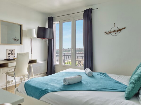 Iron/ironing board, WiFi, bed sheets