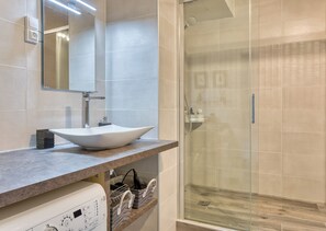 Douche, sèche-cheveux, serviettes fournies