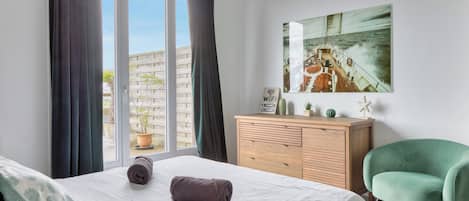 2 habitaciones, tabla de planchar con plancha, wifi y ropa de cama