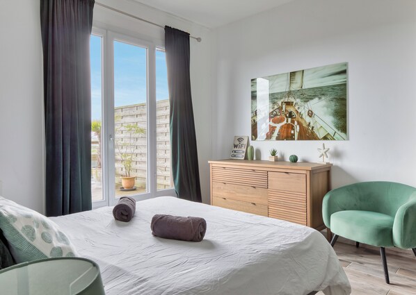 2 habitaciones, tabla de planchar con plancha, wifi y ropa de cama 