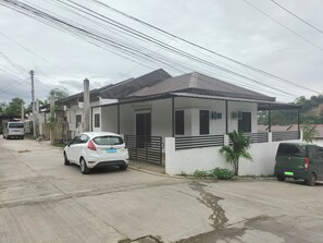 Exterior - Charming 2-bedroom bungalow in Marvelous Mandaue with WiFi, AC (Mandaue)