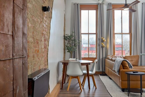 Charming 1-bed loft apartment on Historic C-Street in Springfield with WiFi, AC