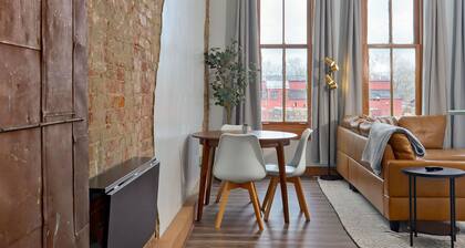 Charming 1-bed loft apartment on Historic C-Street in Springfield with WiFi, AC