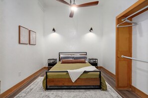 1 bedroom, iron/ironing board, WiFi, bed sheets - Charming 1-bed loft apartment on Historic C-Street in Springfield with WiFi, AC (Springfield)