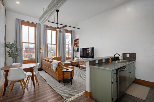 Charming 1-bed loft apartment on Historic C-Street in Springfield with WiFi, AC