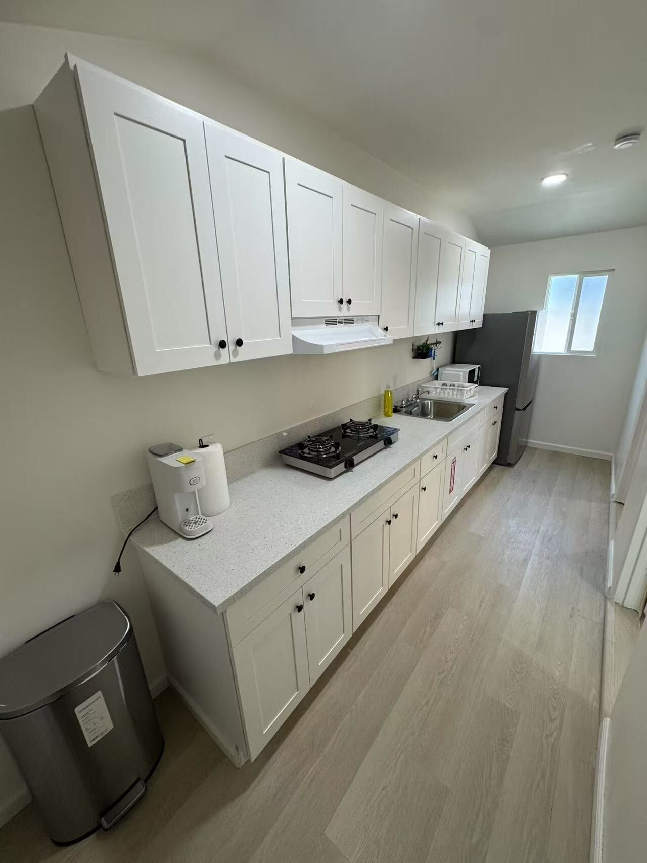 Kjøleskap, mikrobølgeovn, kaffetrakter/tekoker og kjøkkenutstyr