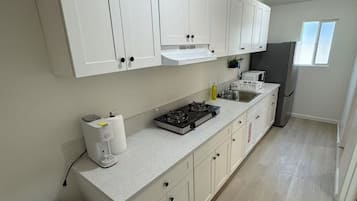 Refrigerador, microondas, cafetera y tetera y utensilios de cocina