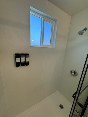 Douche, sèche-cheveux, serviettes fournies, savon