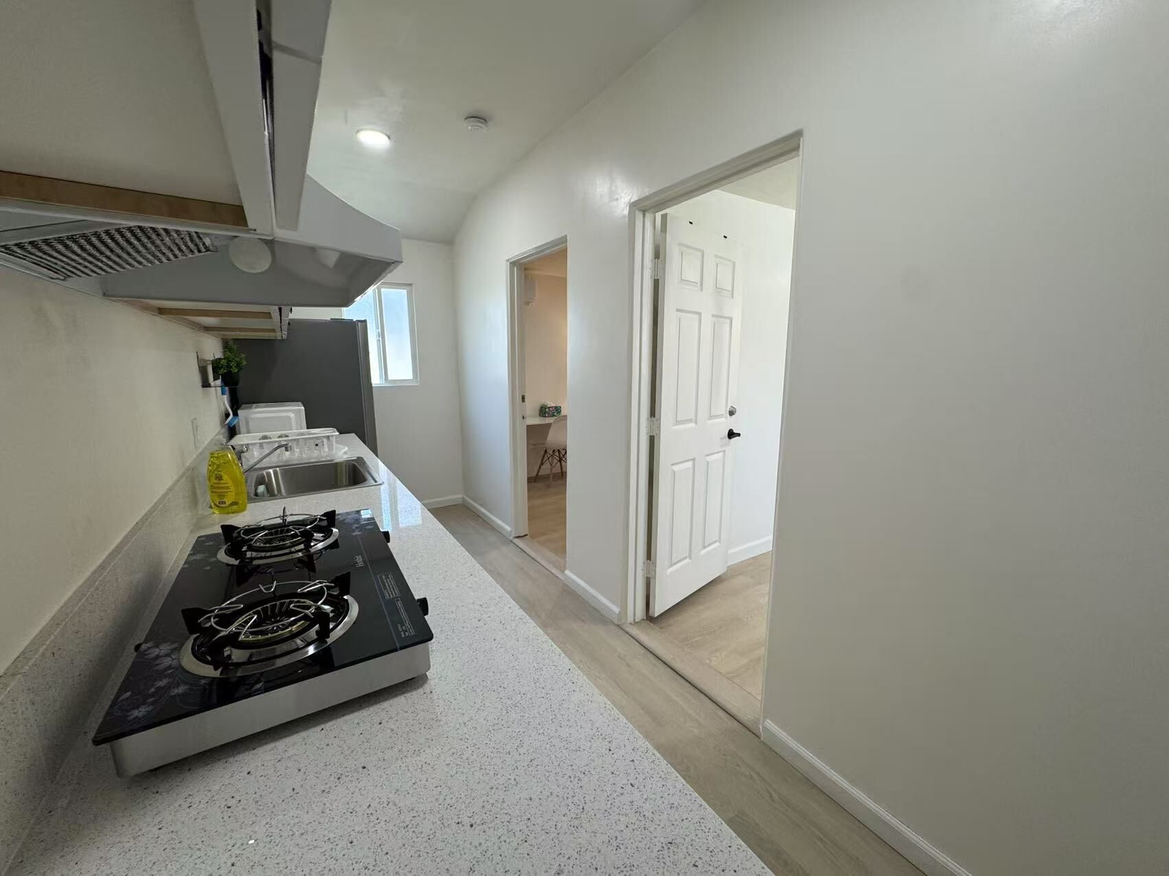 Réfrigérateur, micro-ondes, cafetière/bouilloire