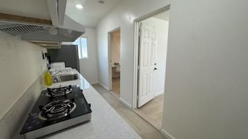 Réfrigérateur, micro-ondes, cafetière/bouilloire