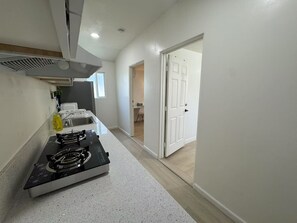 Réfrigérateur, micro-ondes, cafetière/bouilloire