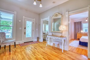 3 عدّة غرف نوم ومكتب ومكواة/لوح كي وسرير سفر