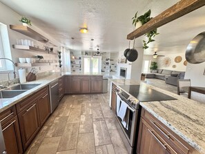 Kylskåp, mikrovågsugn, ugn och spishäll