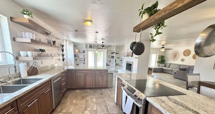 Family-Friendly 3BR house in Prime Location-near hospital – PETS STAY FREE